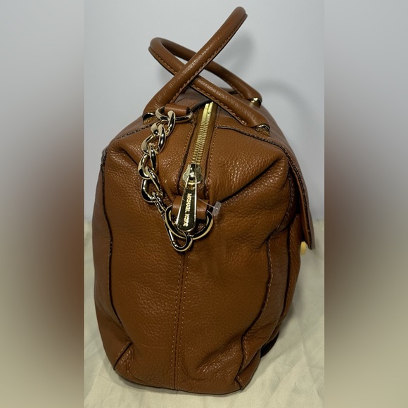 Michael Kors satchel bag in a brown pebbled leather finish - Picture 4 of 8